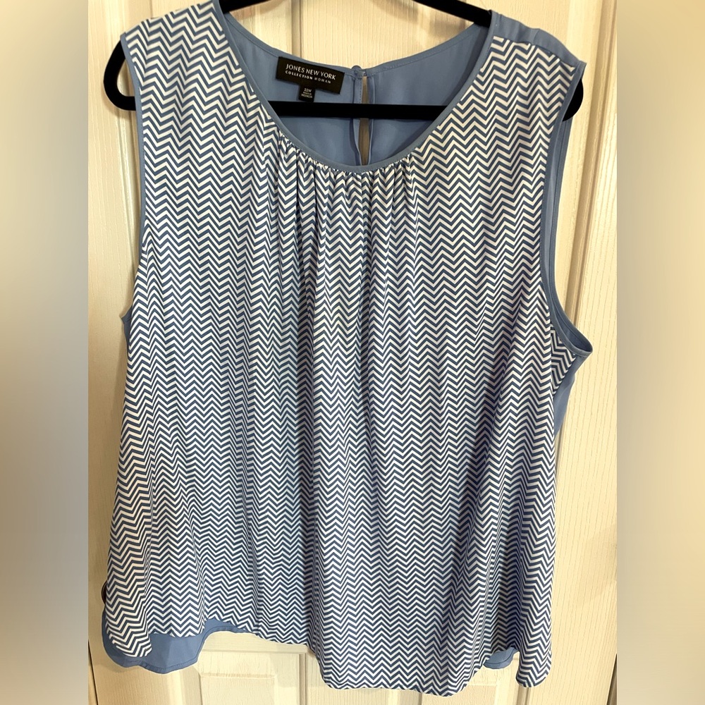 Jones New York 22W blue and white chevron tank